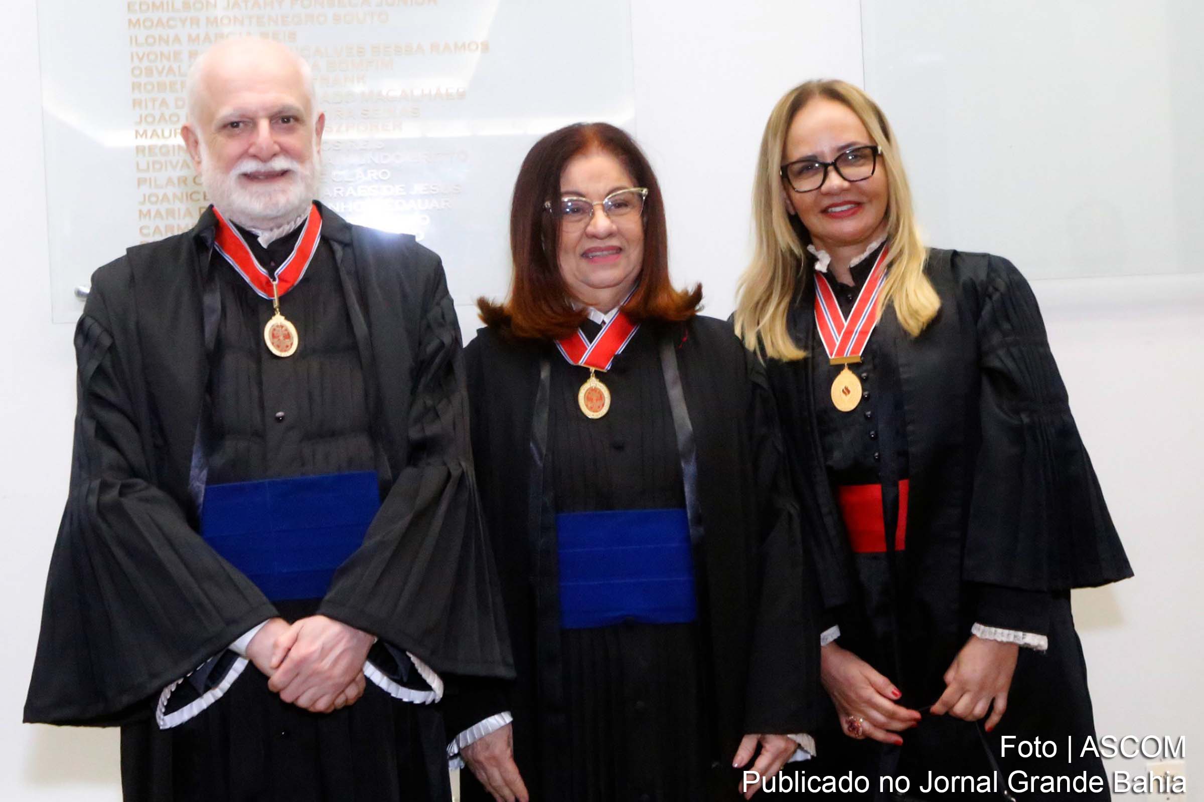 Homenageada recebe Medalha do Mérito Judiciário após três décadas de dedicação à Magistratura.